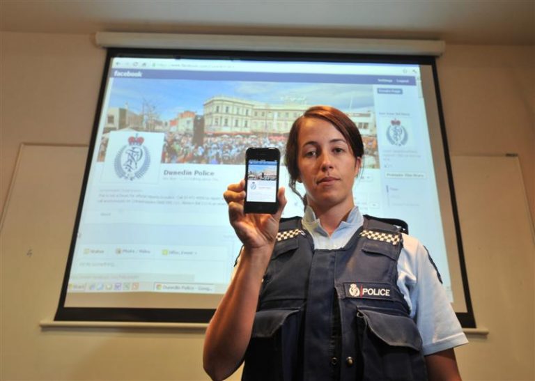 constable_kristyn_adamson_displays_a_smartphone_an_5114c62f5d